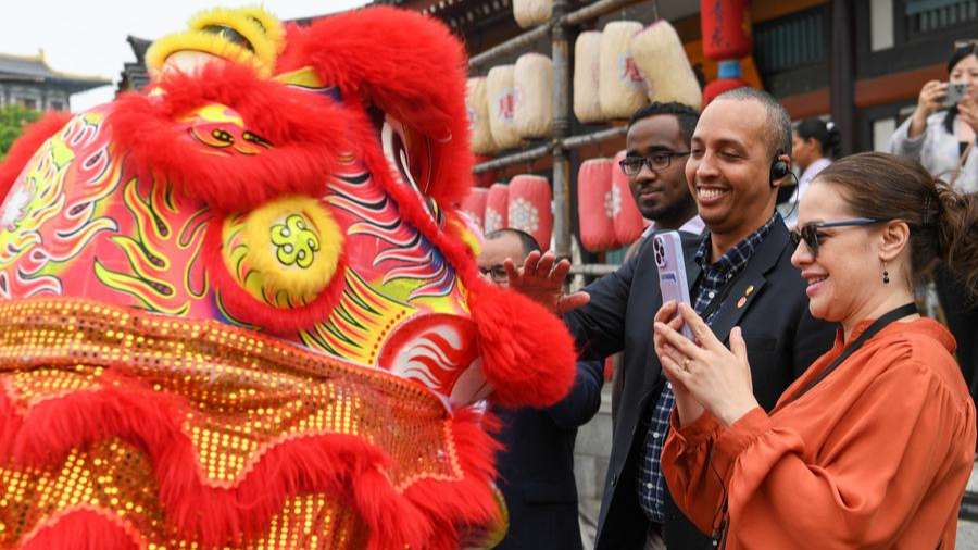 Members of a delegation of diplomats and journalists from Latin American and Caribbean countries visit an ancient town in Xiangyang, central China's Hubei Province, April 22, 2024. /Xinhua