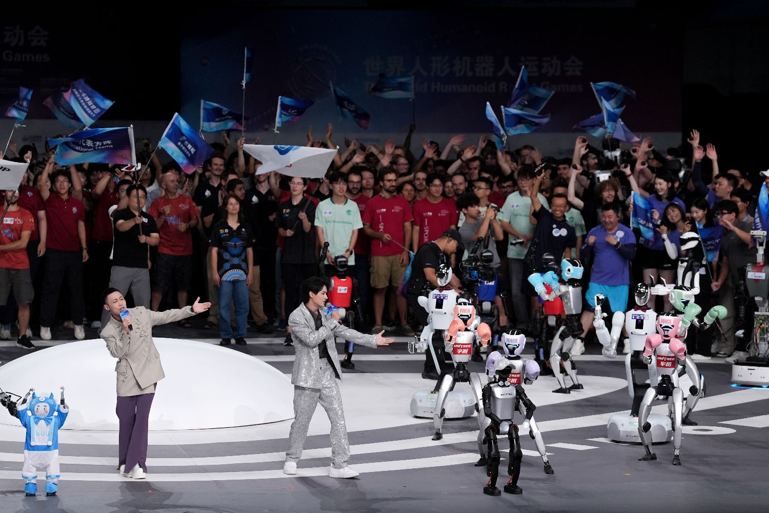 智竞未来全球首个人形机器人运动会开幕