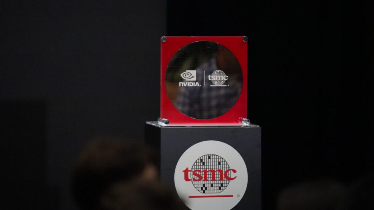 英伟达和台积电合作首款美国制造的Blackwell晶圆量产